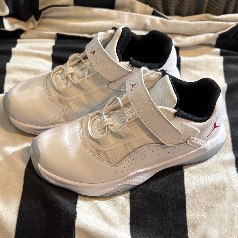 Nike - Jordan's- Sz 1y  Kids White  Athletic Shoes great condition